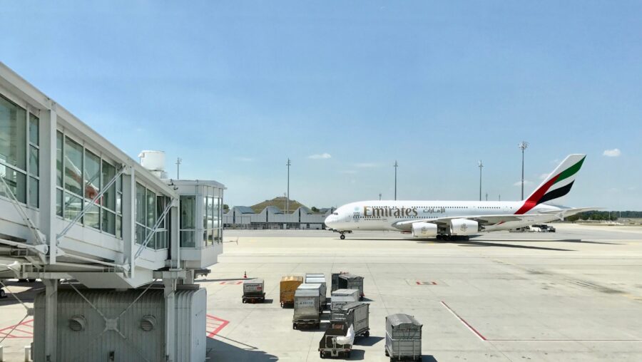 avion sur une piste d'aéroport