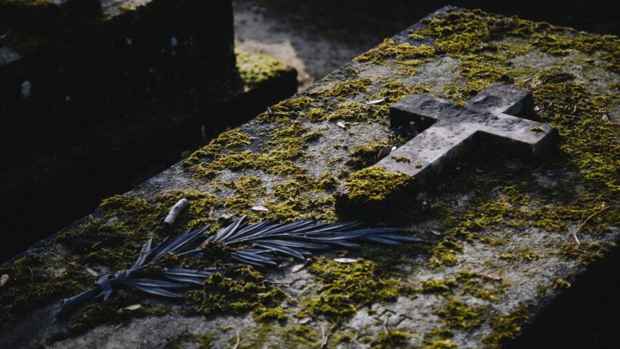 tombe dans un cimetière