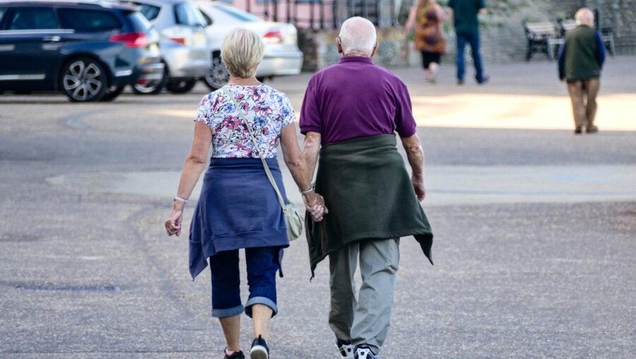 couple de retraités dans la rue