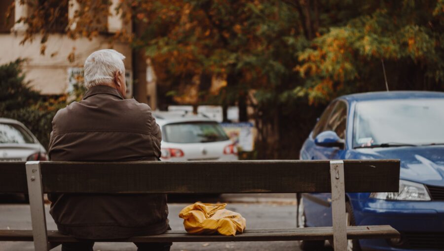 retraité sur un banc