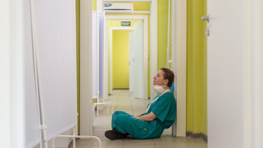 soignant dans un couloir d'hopital