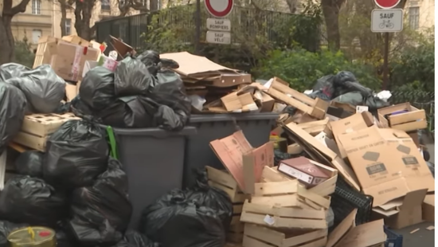regroupement de poubelles qui débordent à Paris