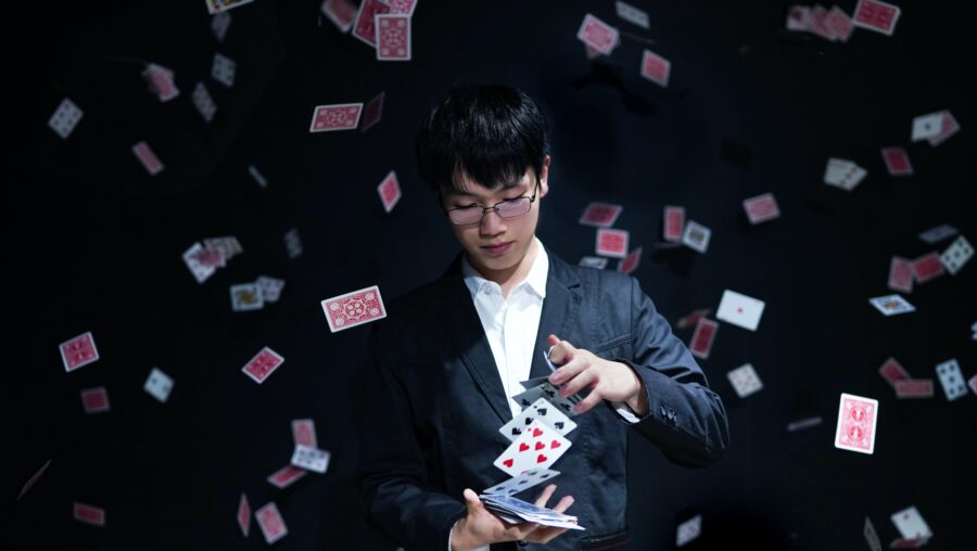 magicien faisant un tour de cartes