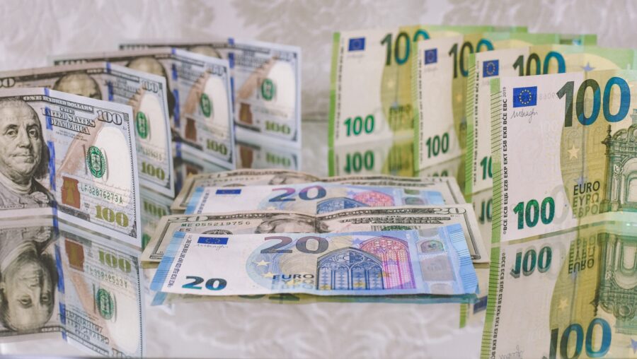 billets de dollars et euros