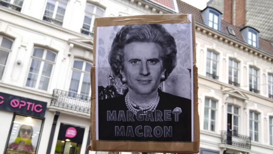 panneau Margaret Macron durant les manifestations contre les retraites