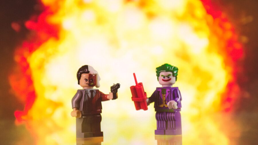 mise en scène Lego d'une explosion avec le Joker