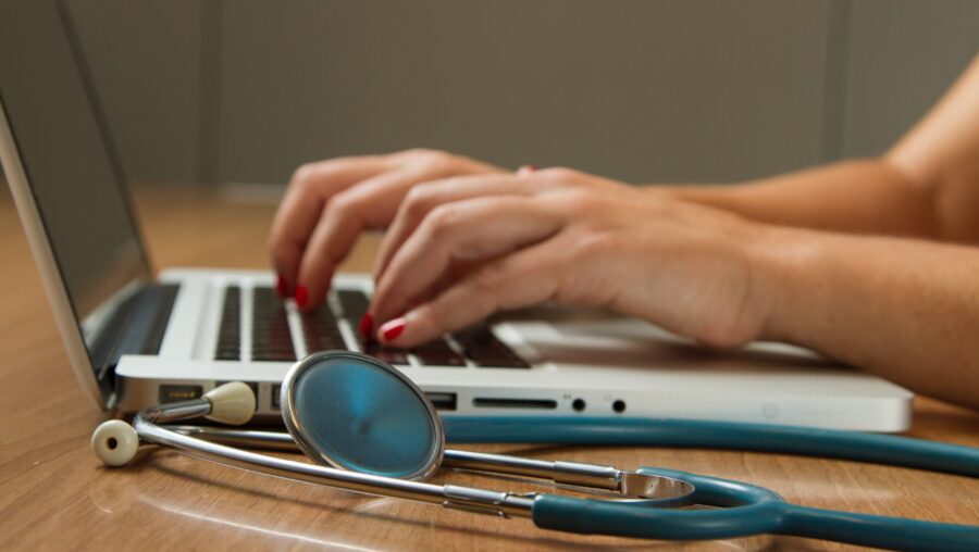 stéthoscope posé à coté d'un ordinateur