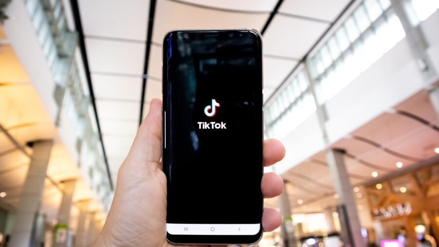 téléphone avec le logo TikTok