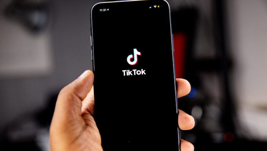 smartphone sur l'application TikTok