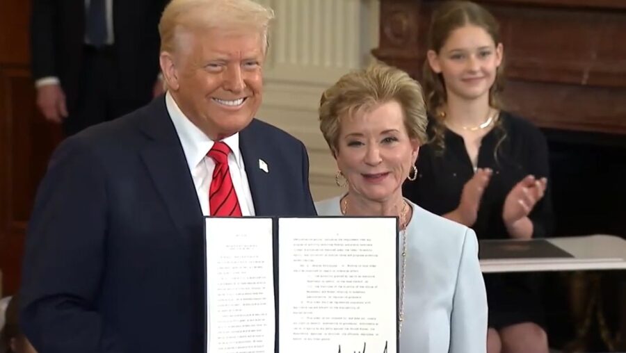 Donald Trump signe un décret visant à « éliminer » le ministère de l'Éducation